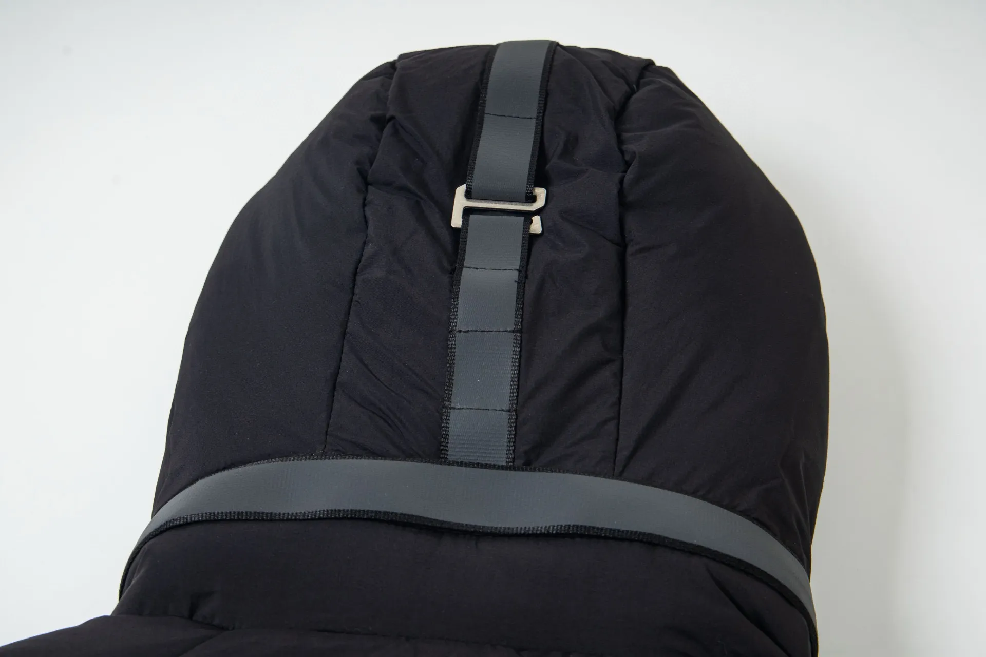 P770 model number: G124 Canada Goose PASTELS series new Parker couple's hooded down jacket 1️⃣The fabric is made of soft EnduraLuxe fabric, which enhances the durability of easy-to-wear parts, is lightweight and durable; the inner liner is made of anti-velvet gallbladder, which is comfortable and soft without velvet. It has a detachable hood, can be adjusted in two directions, and is also filled with down, which brings greater softness and wrapping around the head and neck, and is full of warmth. This parka features white trim on the back and sides, and the hardware locks are all original and custom-made to match the muted fabric color. Goose label: The official website’s new series of silicone material labels, non-embroidery labels. 2️⃣It is very youthful and energetic, and can be easily worn by both men and women. It is very in line with the fashion aesthetic concepts of today's young people! 3️⃣ A full set of customized accessories, complete with three standards, same style for men and women, a must-have for couples! Color: black, white, pink, stone gray, water-soluble blue Size: XS, S, M, L